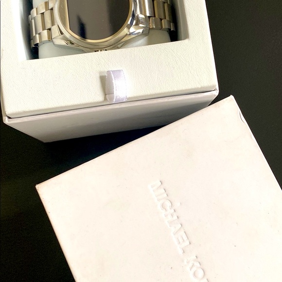 Michael kors digital original.   Perfect condition.  Selling it for moving. - Picture 3 of 5